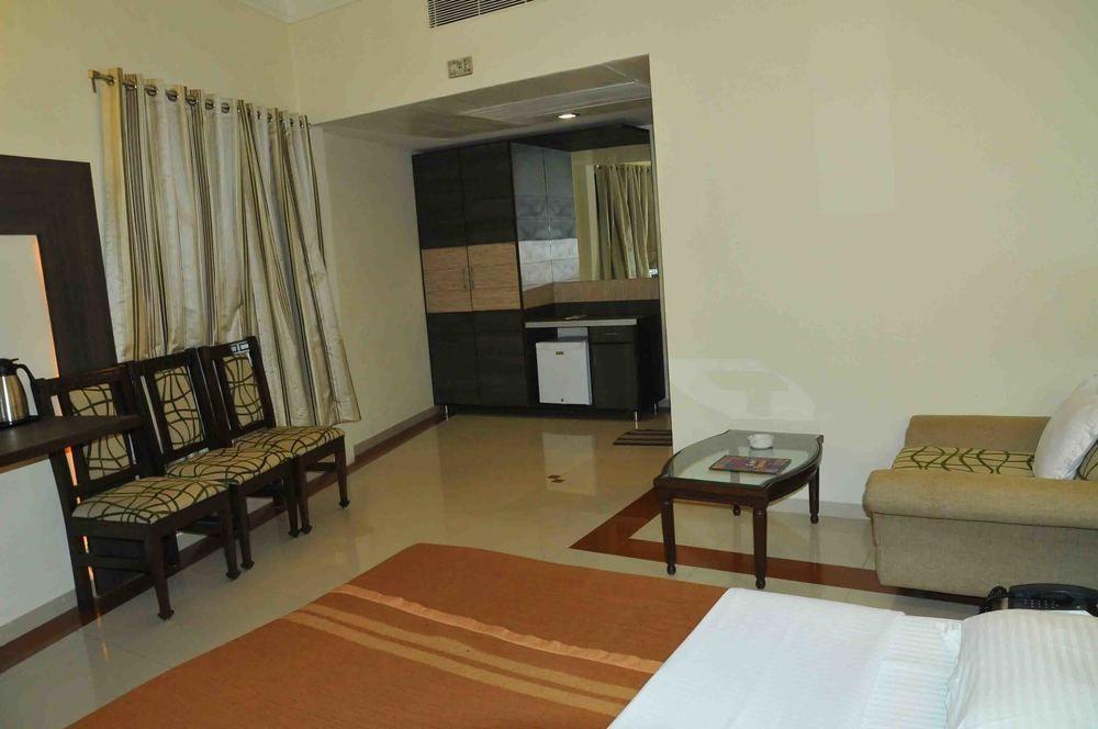 Hotel The Westend Ahmedabad Exterior photo