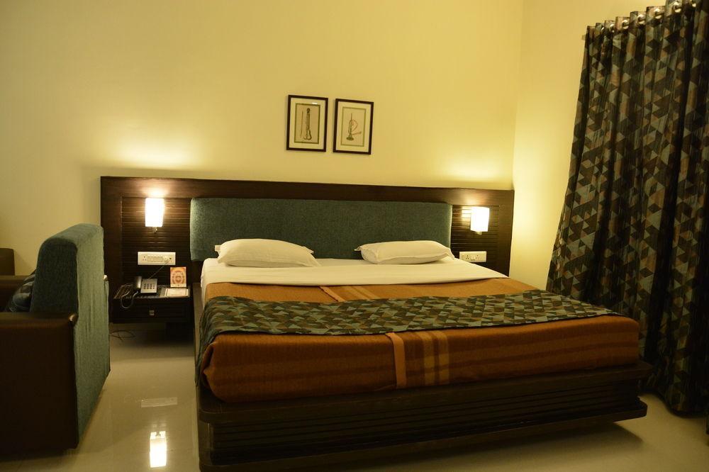 Hotel The Westend Ahmedabad Exterior photo