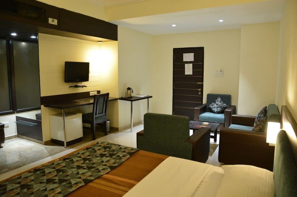 Hotel The Westend Ahmedabad Exterior photo