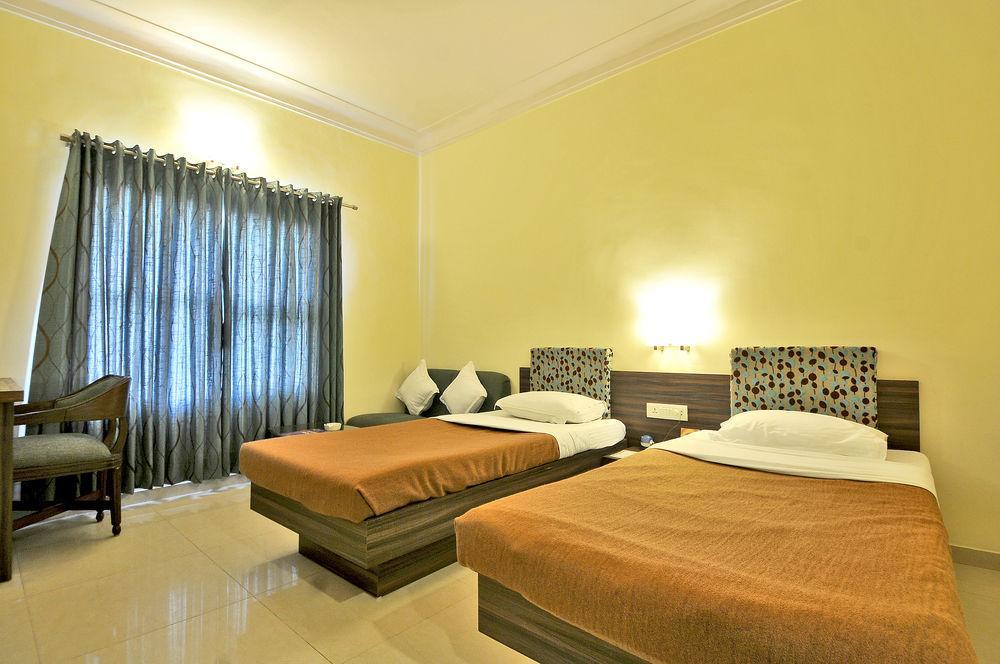 Hotel The Westend Ahmedabad Exterior photo