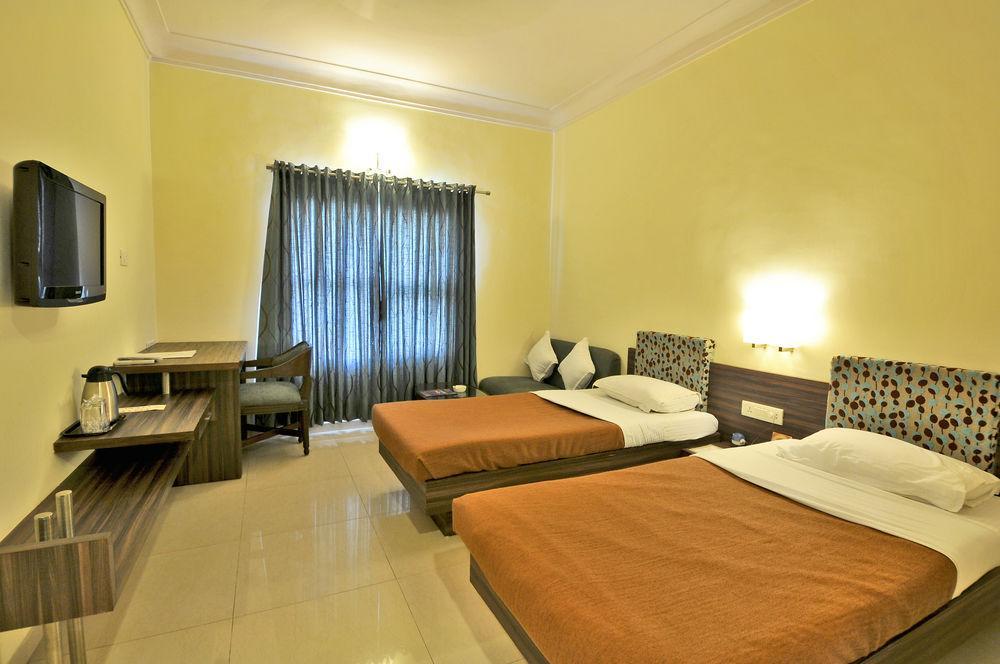 Hotel The Westend Ahmedabad Exterior photo