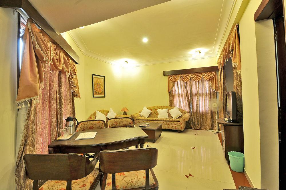 Hotel The Westend Ahmedabad Exterior photo