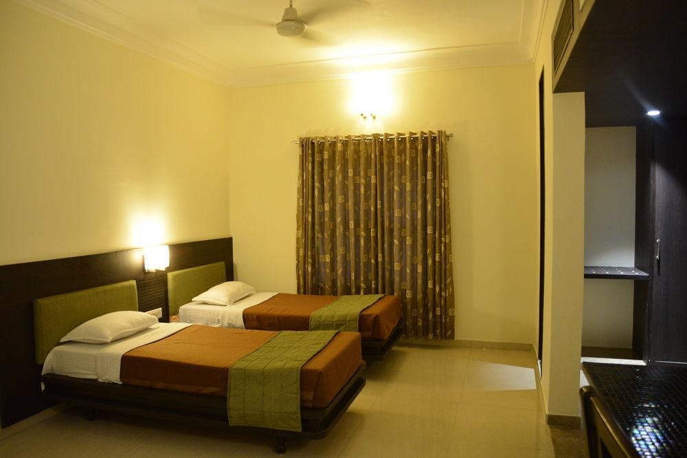Hotel The Westend Ahmedabad Exterior photo