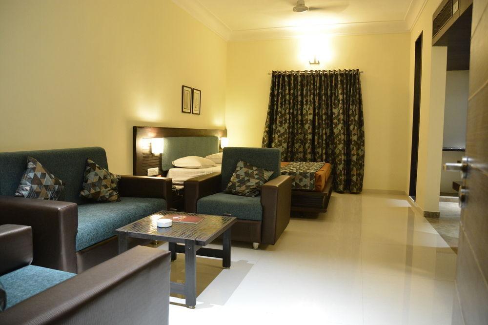 Hotel The Westend Ahmedabad Exterior photo
