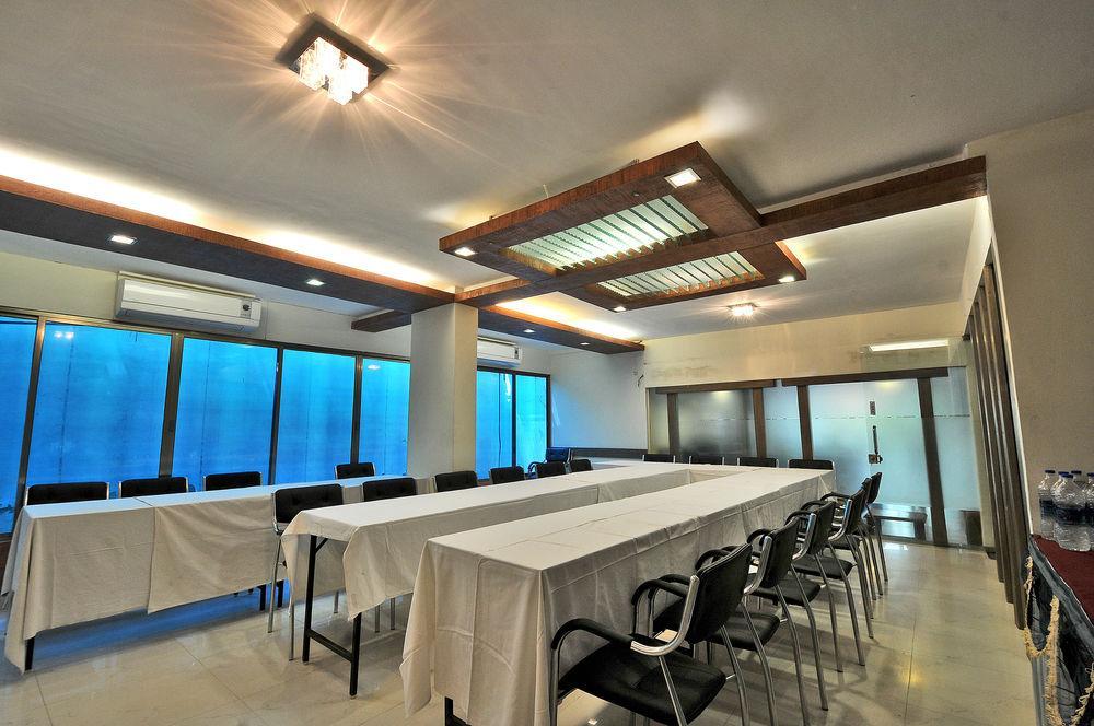 Hotel The Westend Ahmedabad Exterior photo