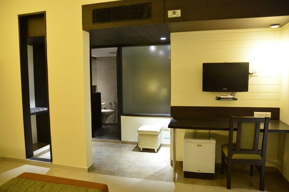 Hotel The Westend Ahmedabad Exterior photo