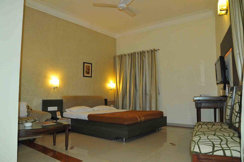 Hotel The Westend Ahmedabad Exterior photo