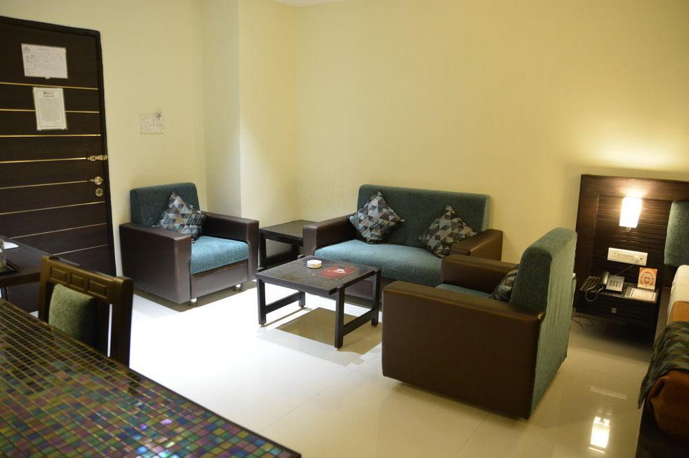 Hotel The Westend Ahmedabad Exterior photo