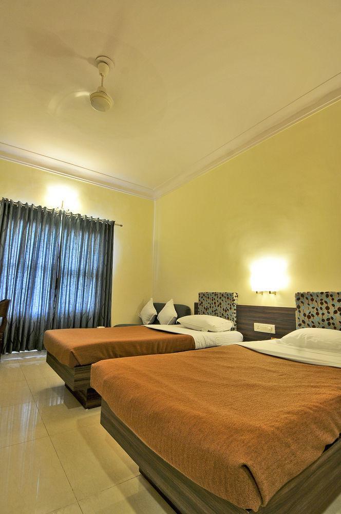 Hotel The Westend Ahmedabad Exterior photo