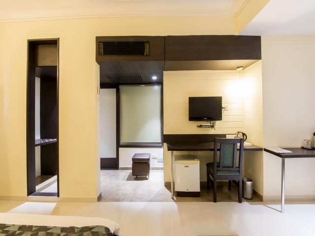 Hotel The Westend Ahmedabad Exterior photo