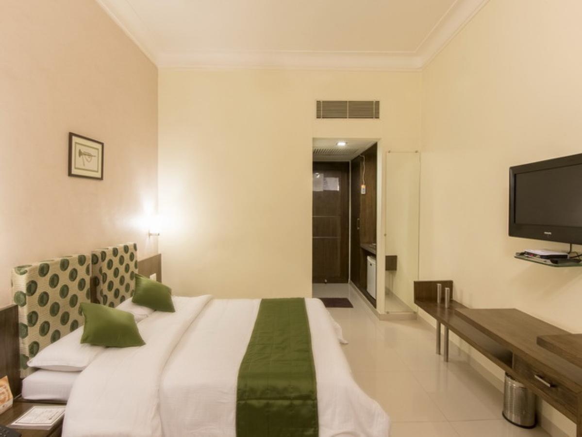 Hotel The Westend Ahmedabad Exterior photo