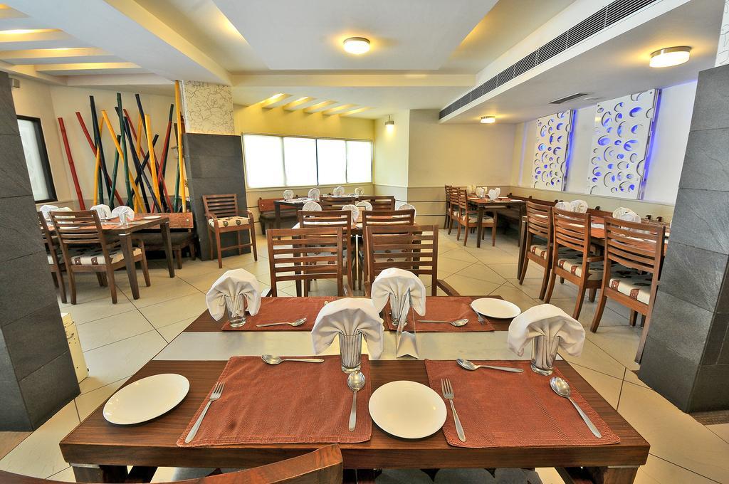 Hotel The Westend Ahmedabad Exterior photo